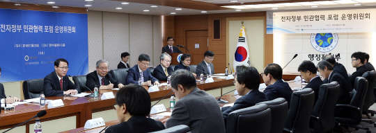 행정자치부는 25일 서울 세종로 정부서울청사에서 '전자정부 민관협력 포럼' 제 1차 운영위원회를 개최했다고 밝혔다. 사진은 김성렬 행자부 차관(왼쪽 첫번째)이 포럼을 주재하고 있는 모습. 행정자치부 제공